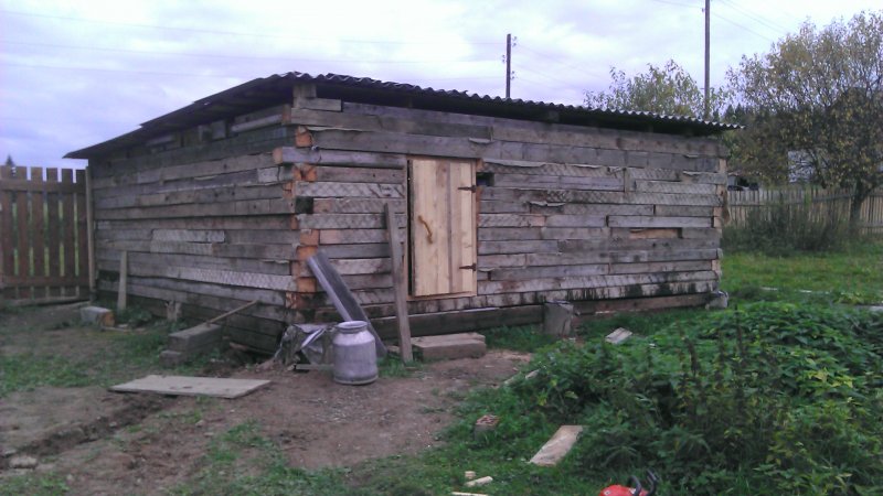 Сарай из шпал для свиней