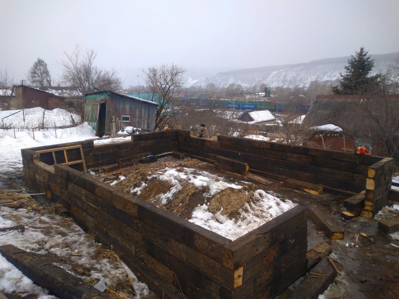 Стройка гаража из шпал