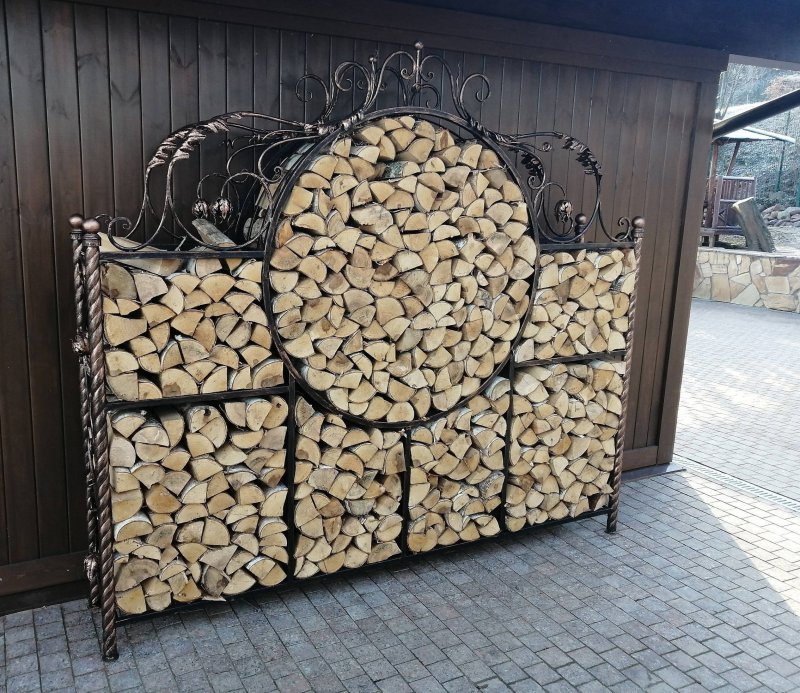 Дровяник на даче соты
