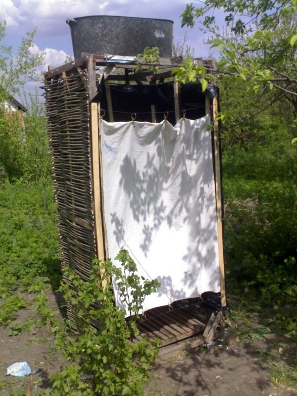 Душ на даче из подручных материалов