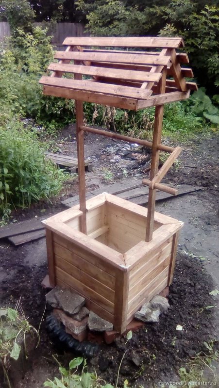 Клумба колодец