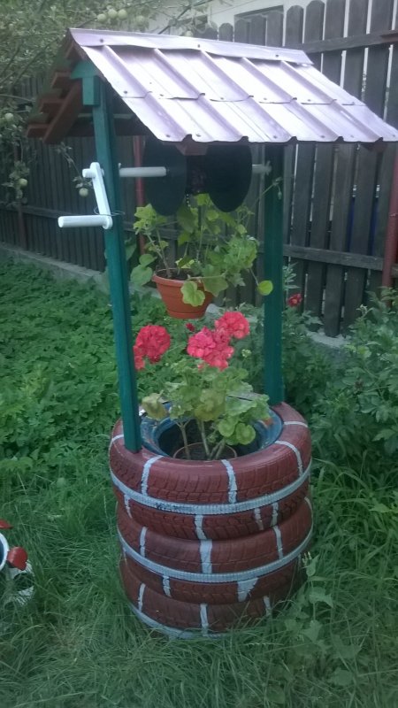 Декоративные колодцы для дачи из колес