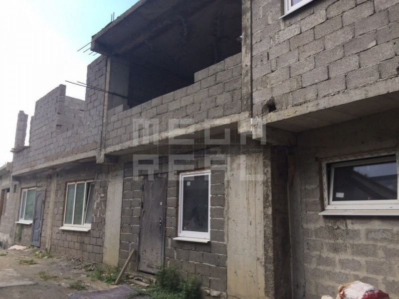 Обустроенные под жилье гаражи в Лазаревском