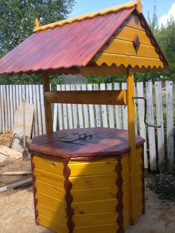 Красивый колодец на даче