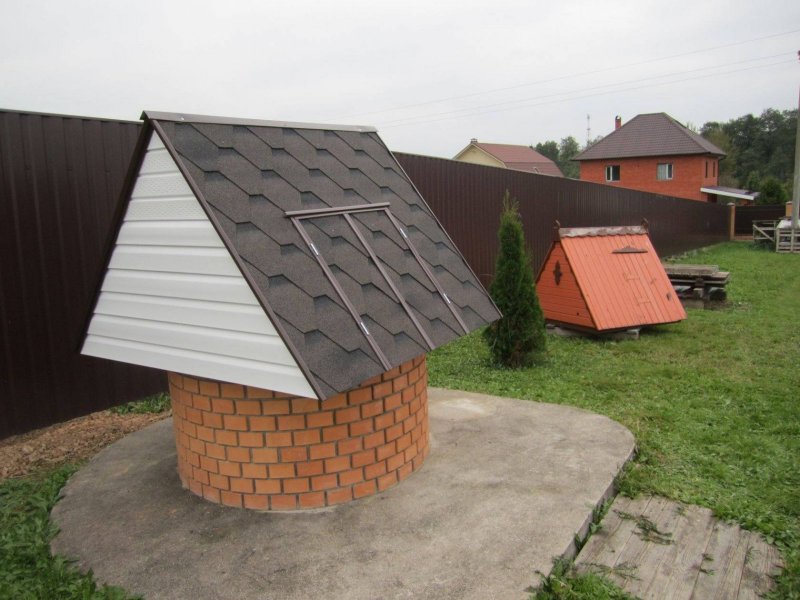 Колодец отделанный камнем