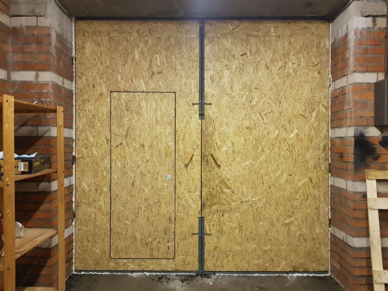 Гаражные ворота обшитые OSB