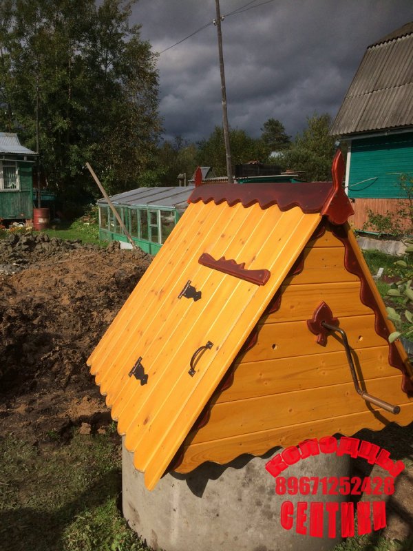 Домик над скважиной на даче