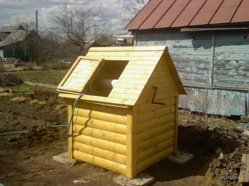 Покрасить колодец на даче