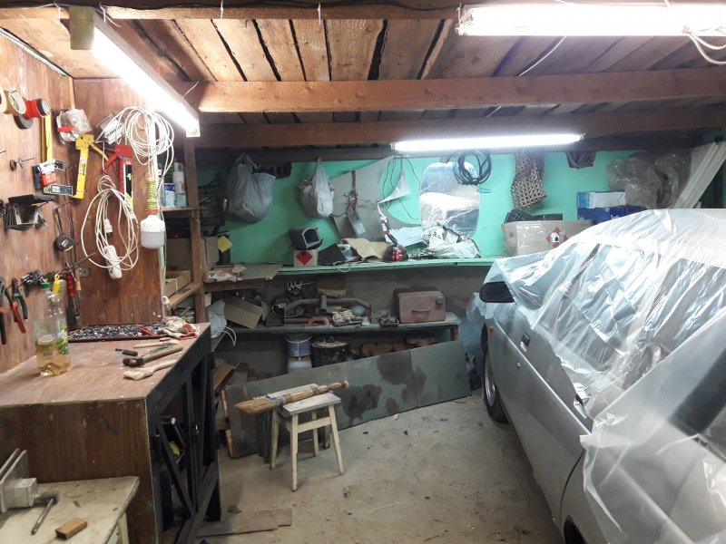 Стеллажи внутри гаража