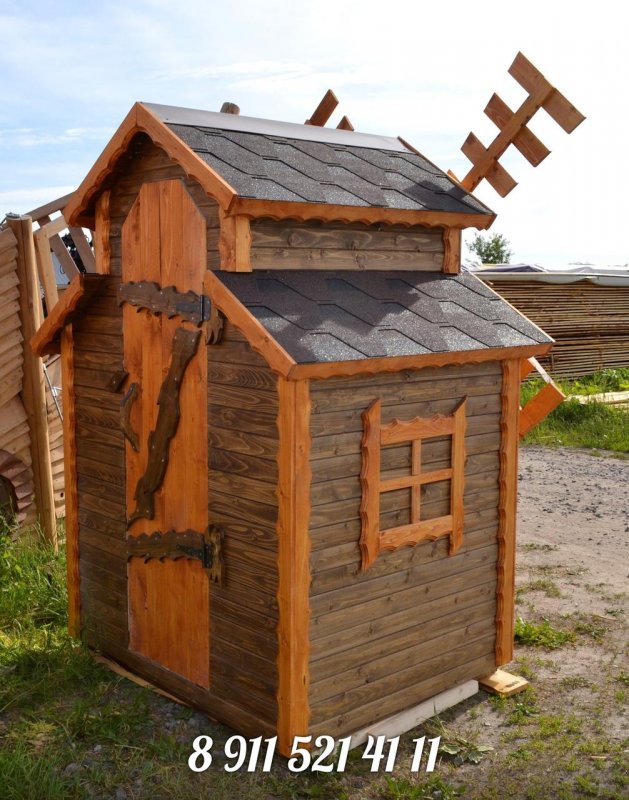 Красивый деревянный сарай