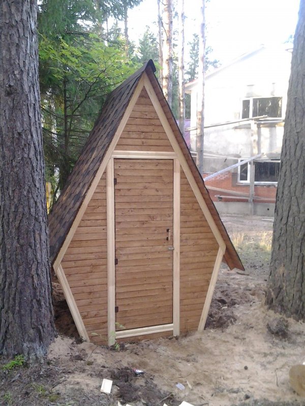 Кирпичный уличный туалет