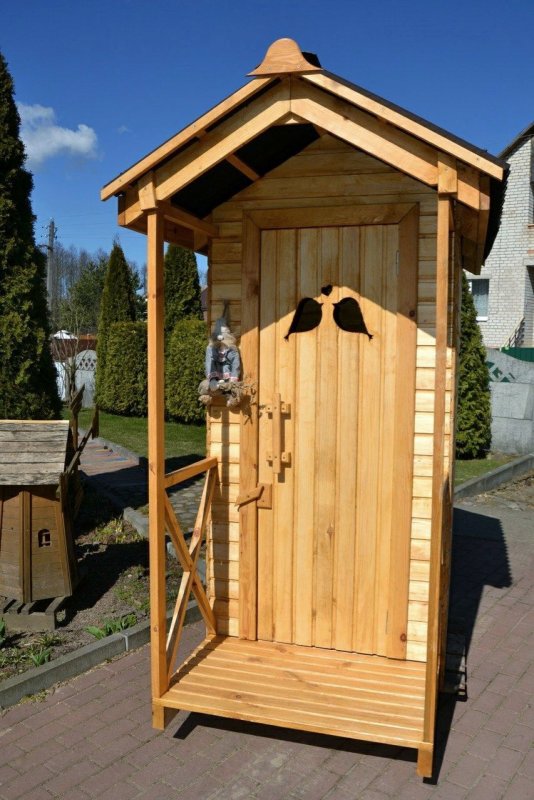 Деревянный туалет с крыльцом