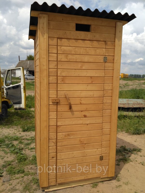 Дачный туалет с двухскатной крышей