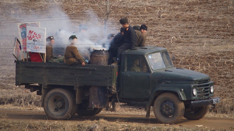 Машины на дровах в Северной Корее