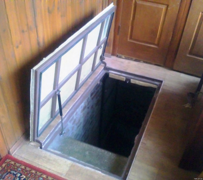 Деревянный люк для погреба