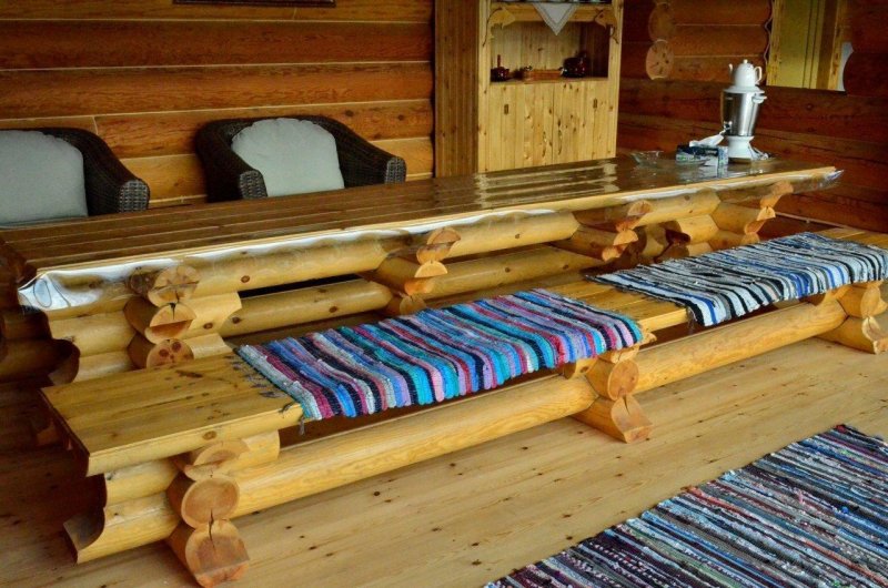 Скамейка из бревна