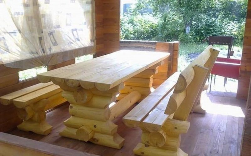 Скамейка из оцилиндрованного бревна