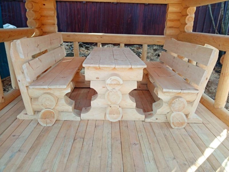 Стол и скамейки из бревна