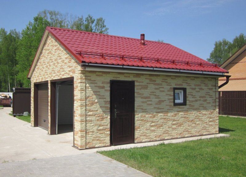 Гараж с двухскатной крышей
