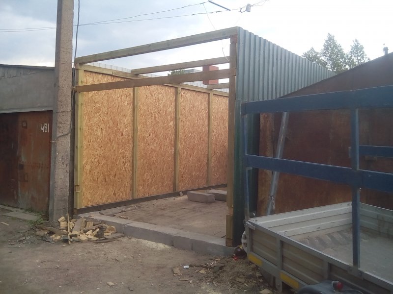 Гараж из деревянного каркаса и профлиста