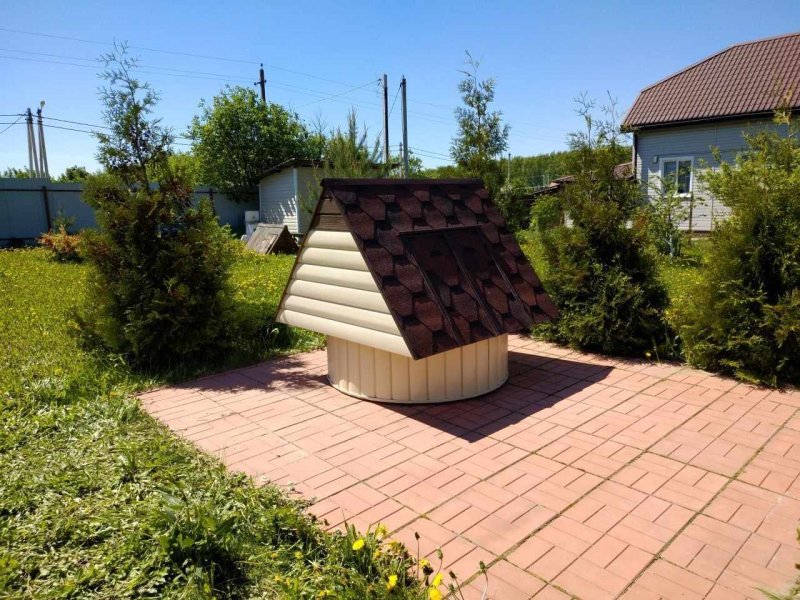 Домик для колодца с крышей