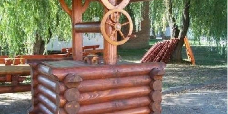Декоративный колодец из сруба