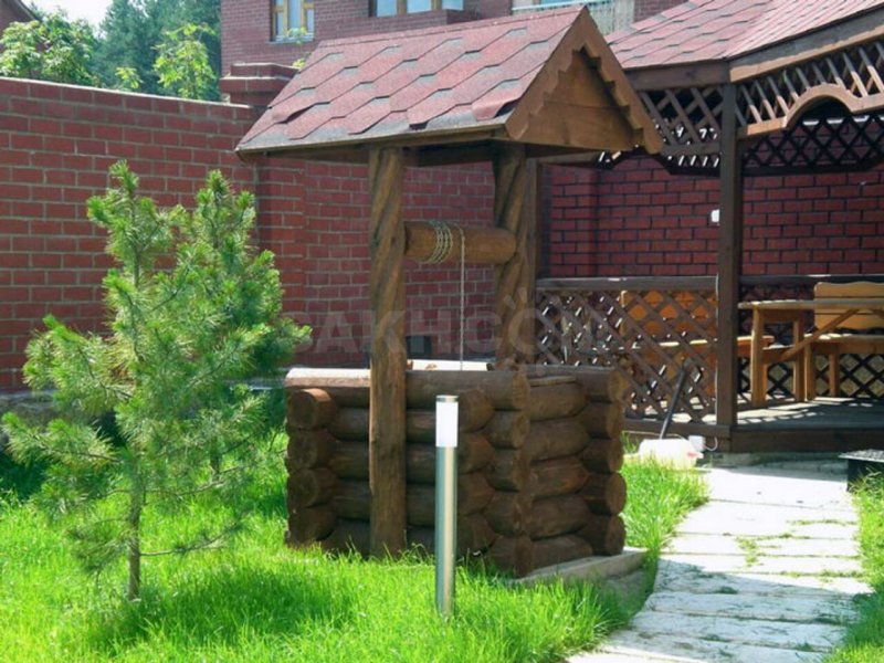 Домик для колодца из бревна