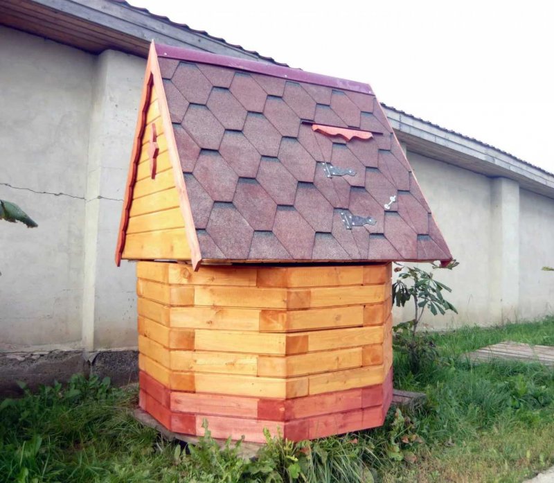 Круглая крыша колодца