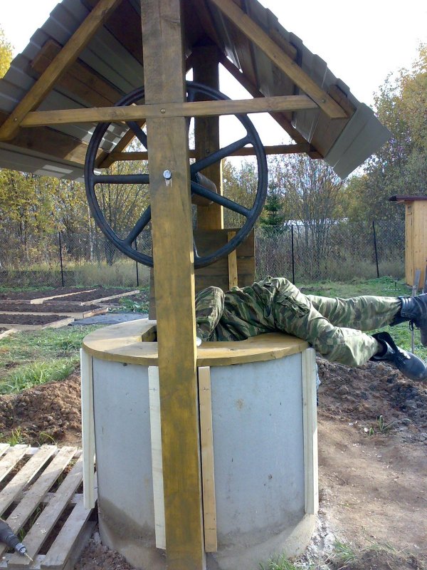 Домик для колодца с крышей
