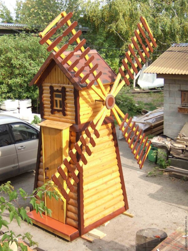 Уличный туалет из камня