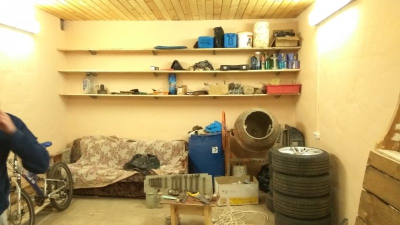 Уютные полочки в гараже