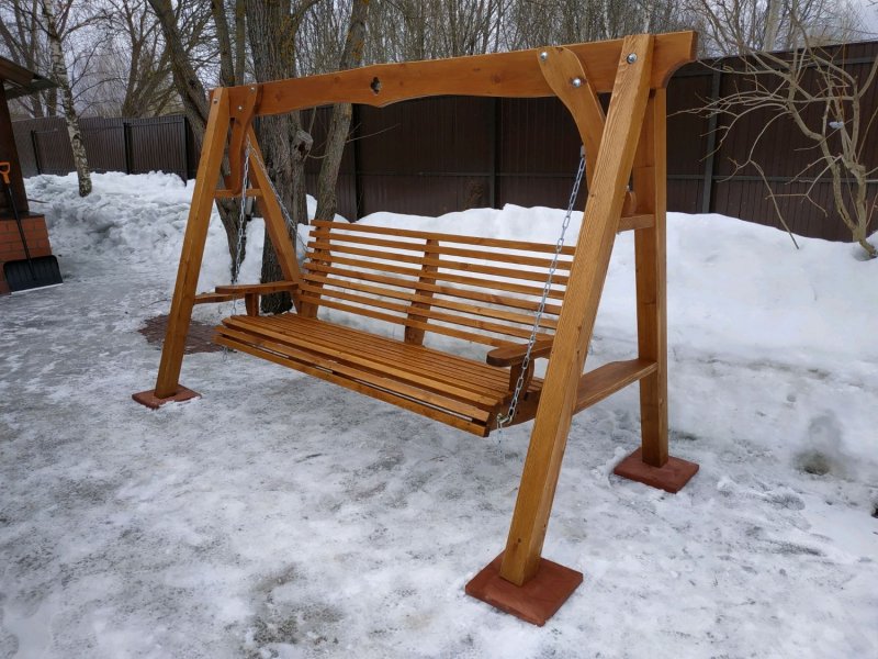 Красивые деревянные качели
