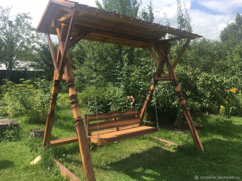 Деревянная качеля для дачи