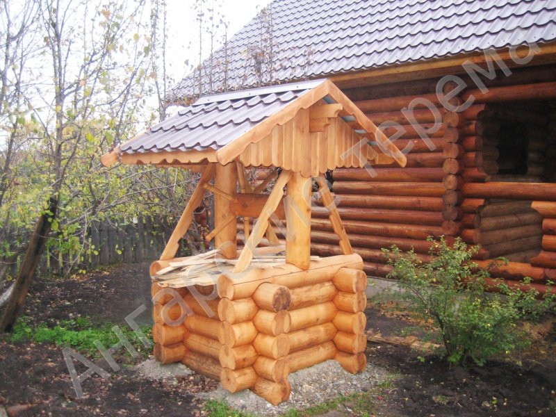 Колодец декоративный на даче из сруба