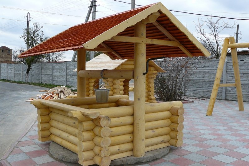 Декоративный колодец на даче