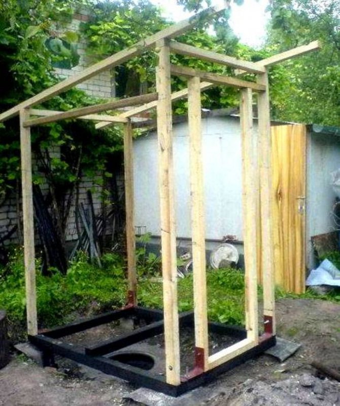 Каркас деревянного туалета