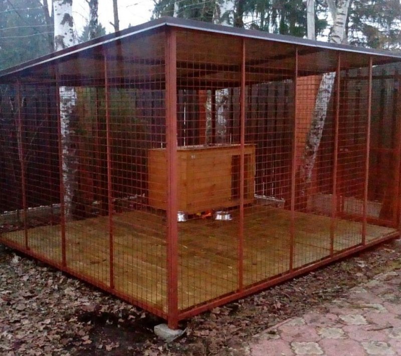 Деревянный вольер