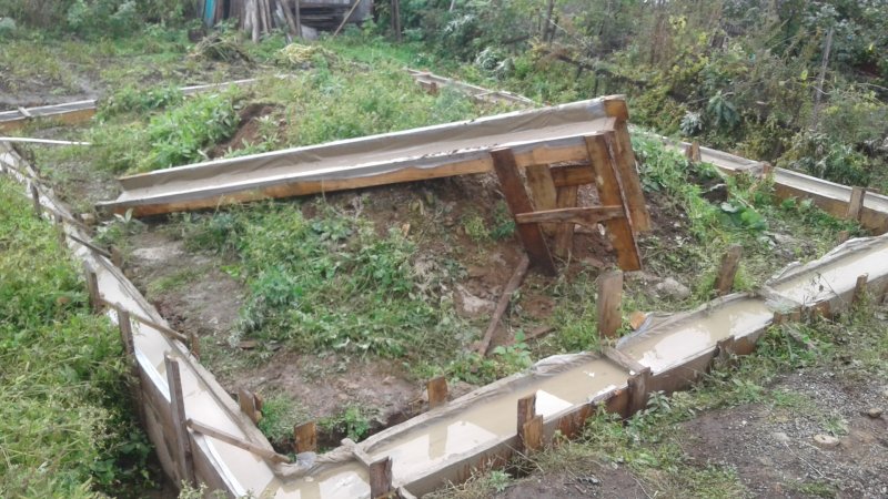 Угловой гараж из шпал