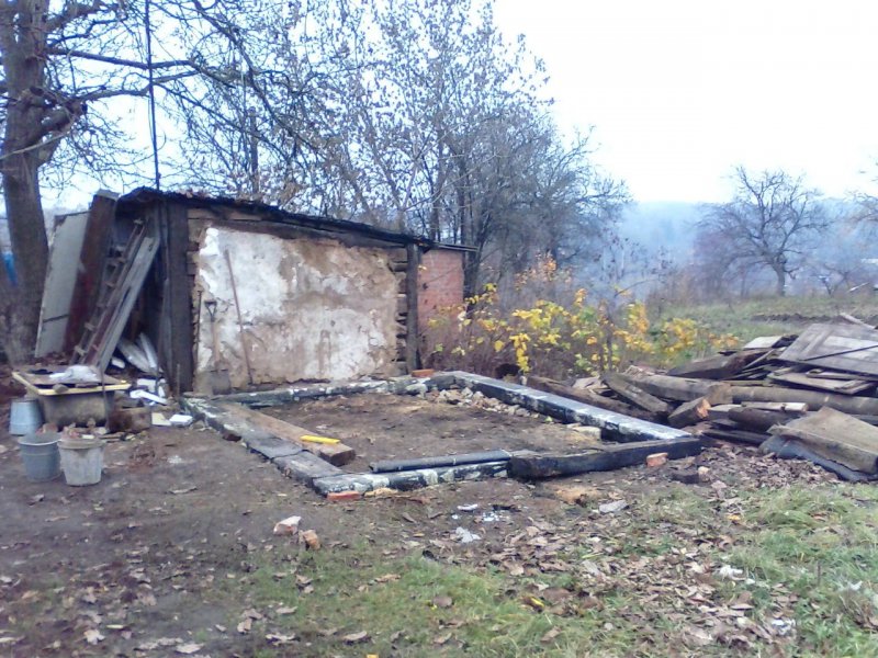 Железный гараж на шпалах