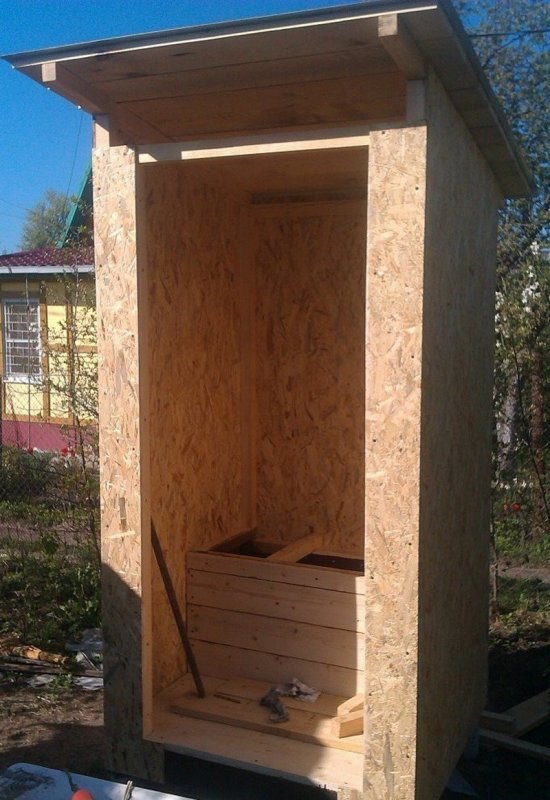 Интересный дачный туалет