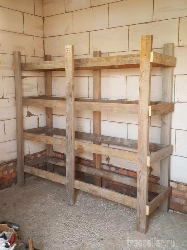 Стеллажи в сарае гараже