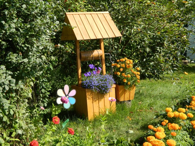 Декоративные каменные колодцы