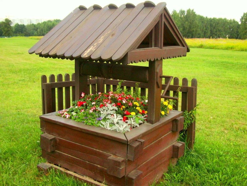 Красивые деревянные колодцы