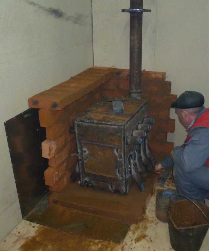 Малогабаритная кирпичная печь буржуйка