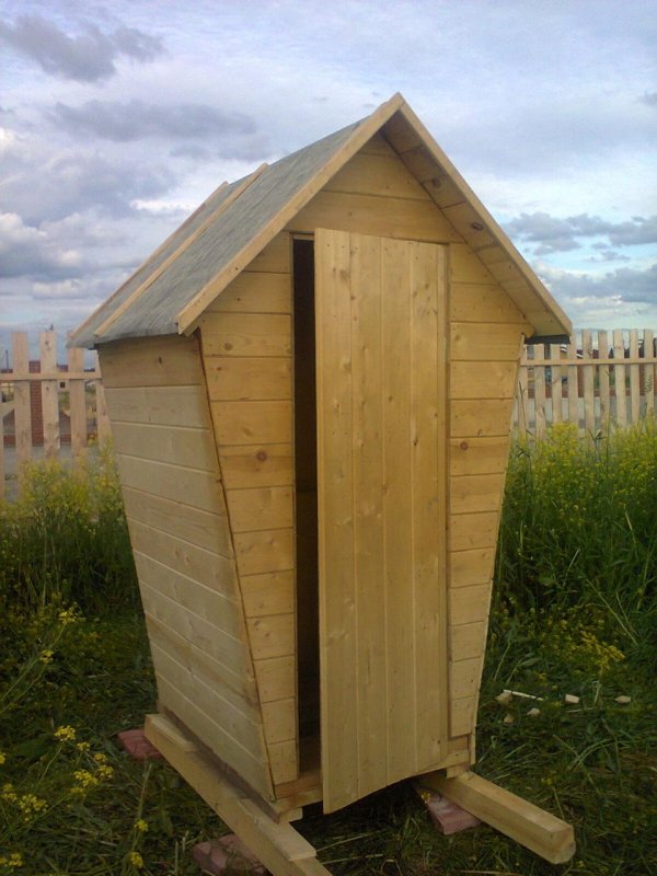 Деревянный туалет домиком