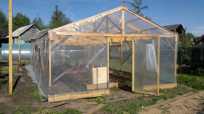 Деревянный парник из пленки