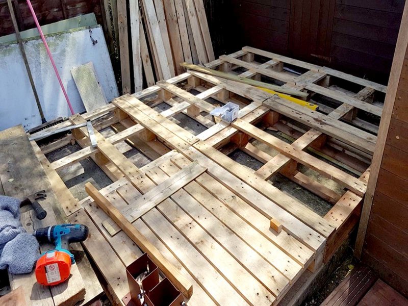 Сарай из деревянных карандашей