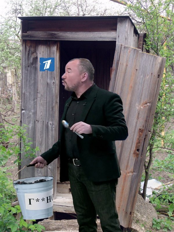 Деревянный туалет в деревне