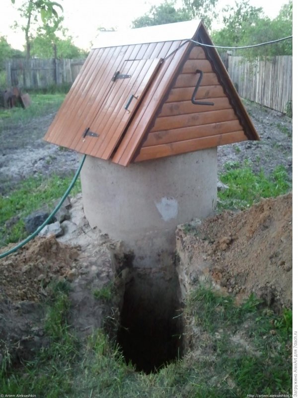 Домик над скважиной для воды