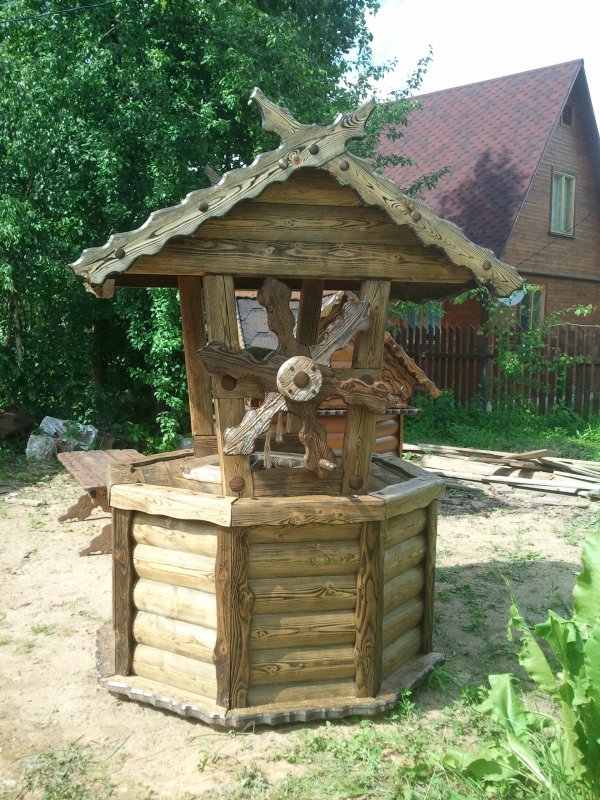 Красивые резные колодцы